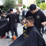 День российского парикмахера отметили дефиле и благотворительной акцией