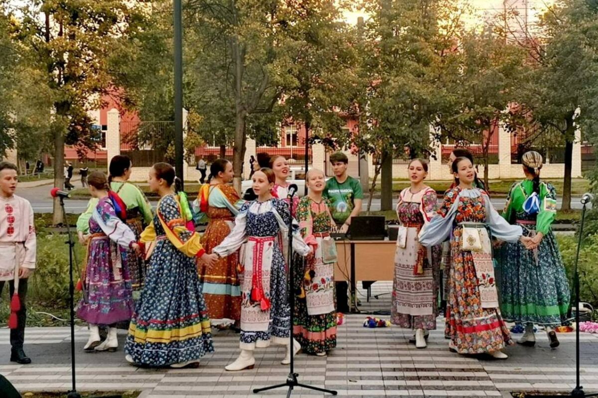 Праздничный концерт для жителей прошел в благоустроенном сквере на  проспекте Октября в Нижнем Новгороде