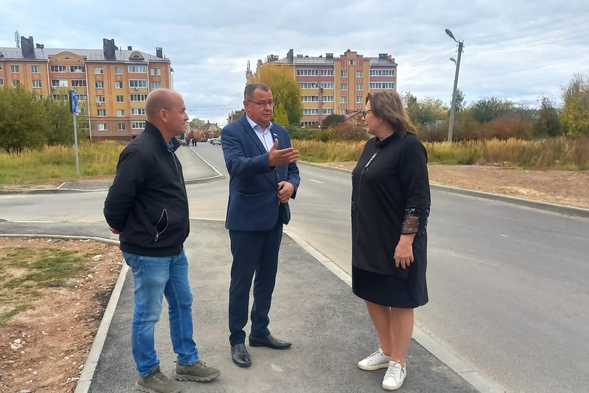 Единороссы проконтролировали качество ремонта дорог в поселке Медведево