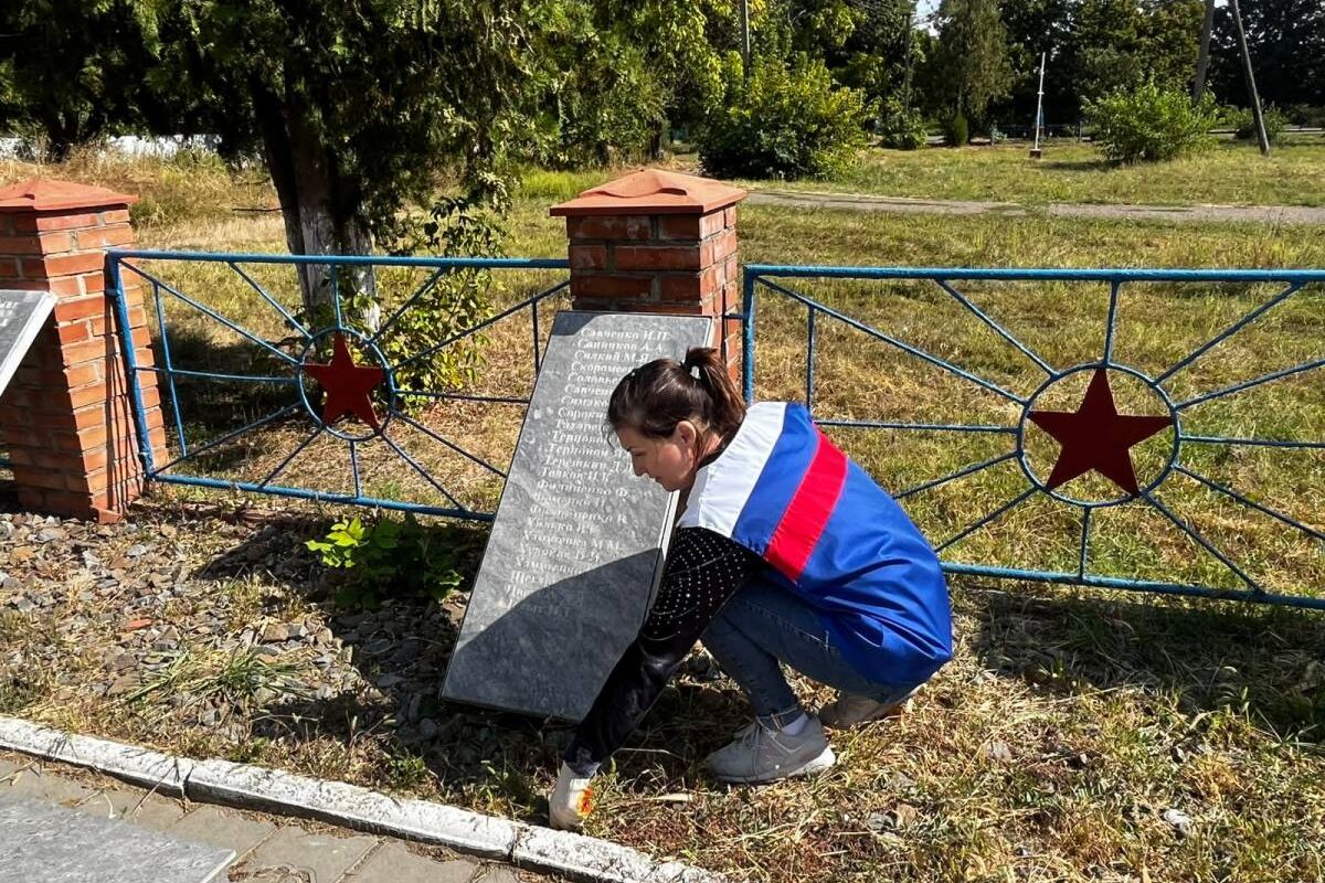 В поселении Гулькевичского района провели субботник на мемориальном комплексе