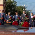 Врио Губернатора возложил цветы к Вечному огню в Южно-Сахалинске