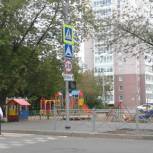 «Зебра», дорожные знаки и ограждения: «Единая Россия» в регионах проверила безопасность пешеходных переходов возле соцобъектов