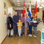 Партийцы Электростали передали семьям участников СВО сертификаты на установку окон