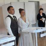 Из ЗАГСа на избирательный участок: В Сенгилеевском районе проголосовали молодожены