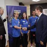 Цифровые волонтёры «Единой России» помогают посетителям МФЦ осваивать современные информационные сервисы