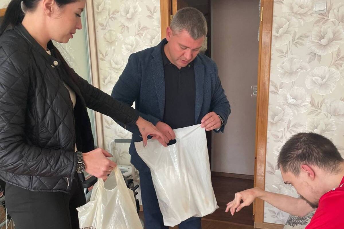 Активисты партии продолжают оказывать адресную помощь людям с ограничениями по здоровью