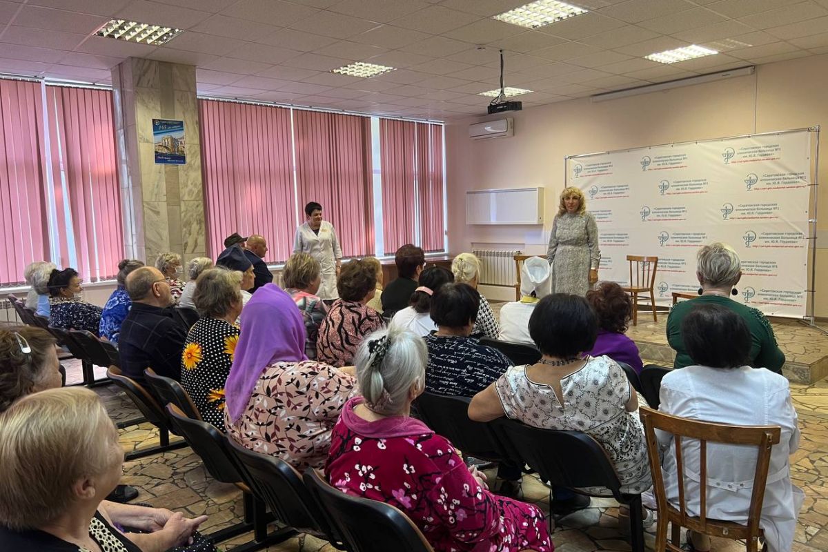 В преддверии Дня пожилого человека в саратовской больнице активисты партии организовали концерт