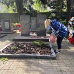 Партийцы округа провели уборку воинского захоронения в Парке Победы