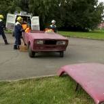 Кемеровские спасатели разобрали автомобиль перед избирательным участком