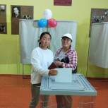 Молодые избиратели, впервые голосующие, активно реализуют свое гражданское право и участвуют в голосовании в Тув