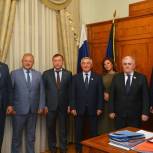 Новгородские депутаты рассказали в Дагестане о поддержке бойцов СВО