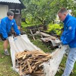 Сокольские молодогвардейцы помогли убрать дрова пожилой женщине