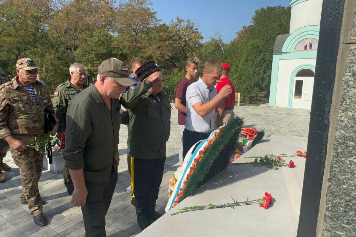 В годовщину окончания Второй Мировой войны волонтеры и депутаты «Единой России» в Херсонской области возложили цветы к мемориалам, посвященным павшим защитникам Отечества