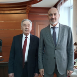 Эвиру Боксимеру вручили приветственный адрес за подписью врио секретаря Генерального совета партии «Единая Россия» Владимира Якушева