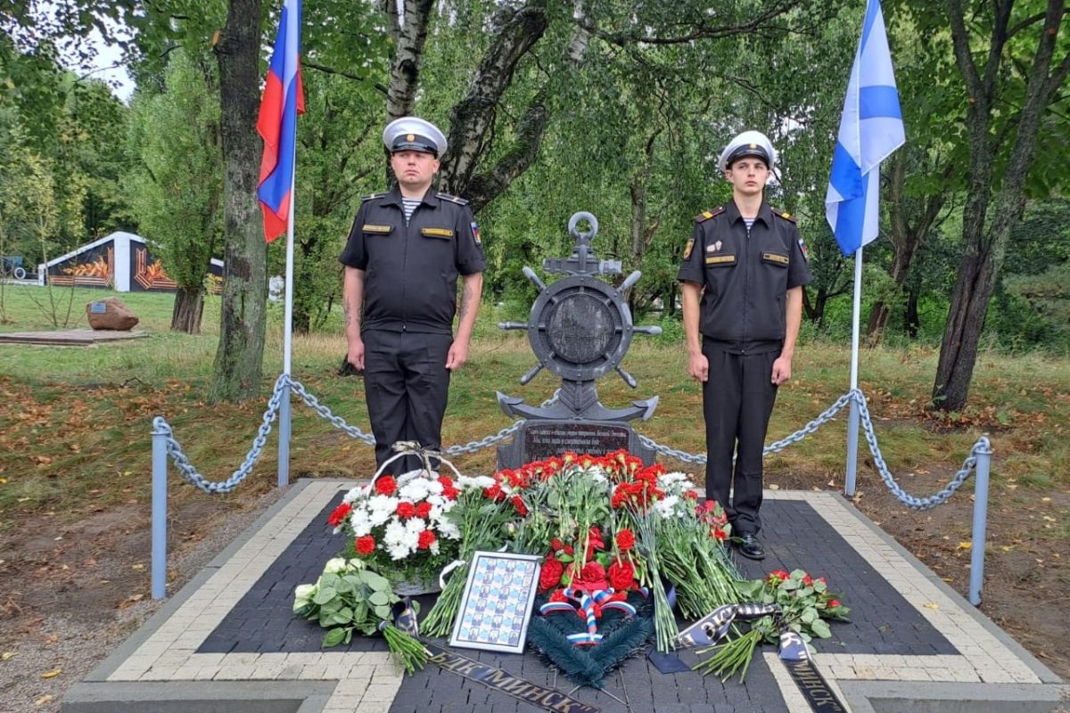 В Балтийске открыли памятный знак погибшим морякам на БДК «Минск»