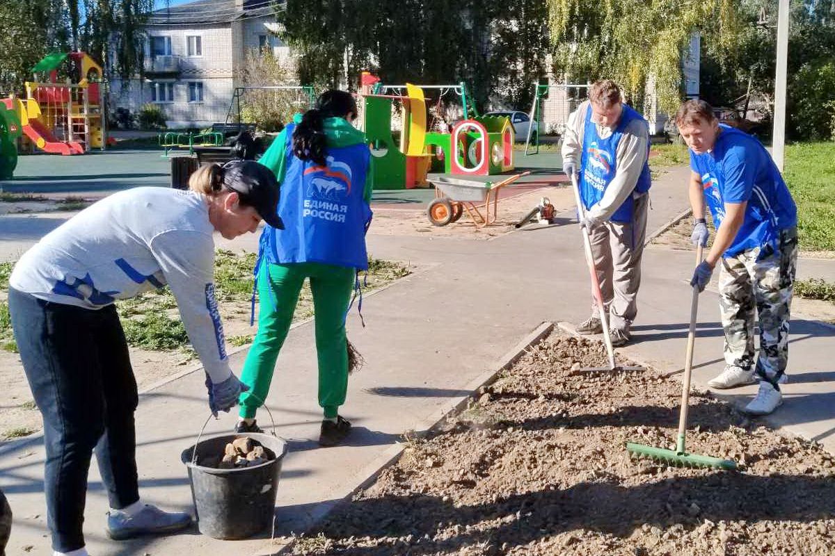 Активисты благоустроили зеленые зоны на новом общественном пространстве в деревне Неверово Лысковского округа