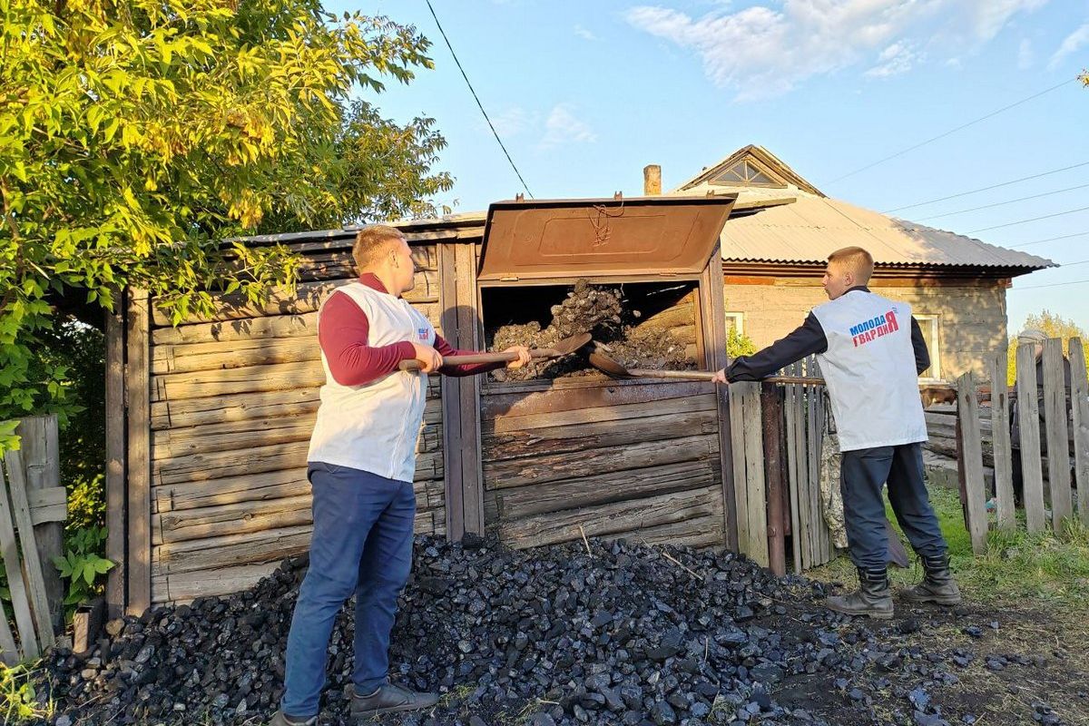 В Прокопьевске активисты «Молодой Гвардии» помогли ветерану труда