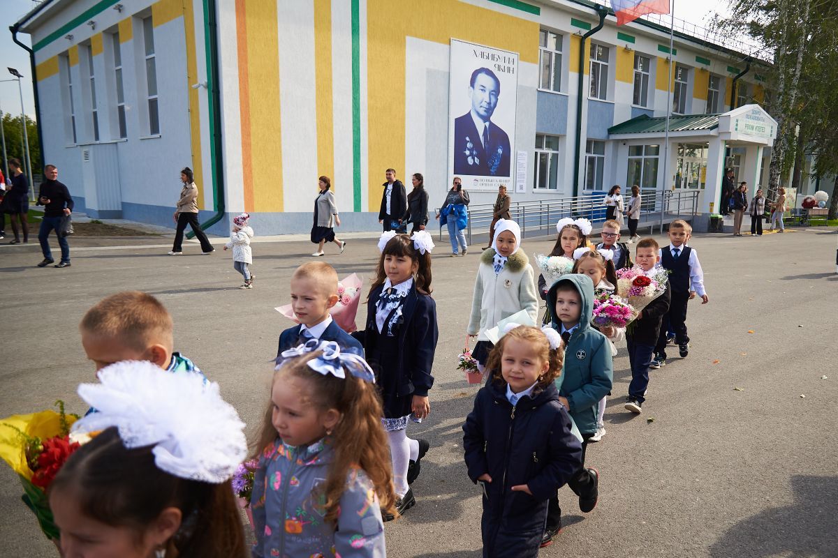 В сельской школе Тюменской области при поддержке «Единой России» появился баннер с портретом Героя-фронтовика