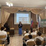 В симферопольской школе прошёл флешмоб  в честь Дня Государственного флага и Государственного герба Республики Крым