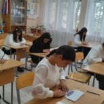 Школьники Первомайского района продолжают участвовать в акции «Письмо солдату»