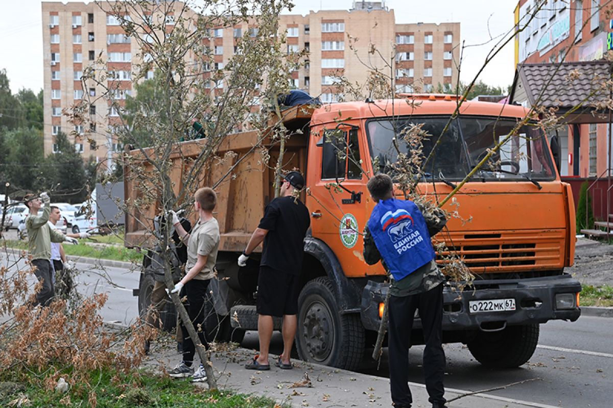 Активисты «Единой России» присоединились к уборкам улиц в преддверии Дня города