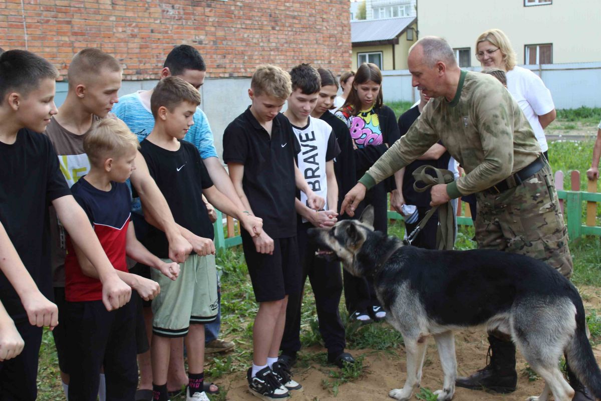 В Сыктывкаре «Единая Россия» организовала встречу воспитанников детдома с ветераном СВО