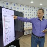 Волонтеры «Единой России» помогают жителям Красноярска осваивать цифровые услуги