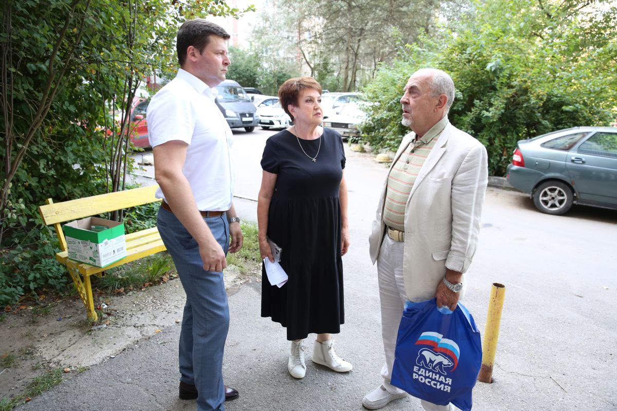 Подарки детям от депутатов административного центра