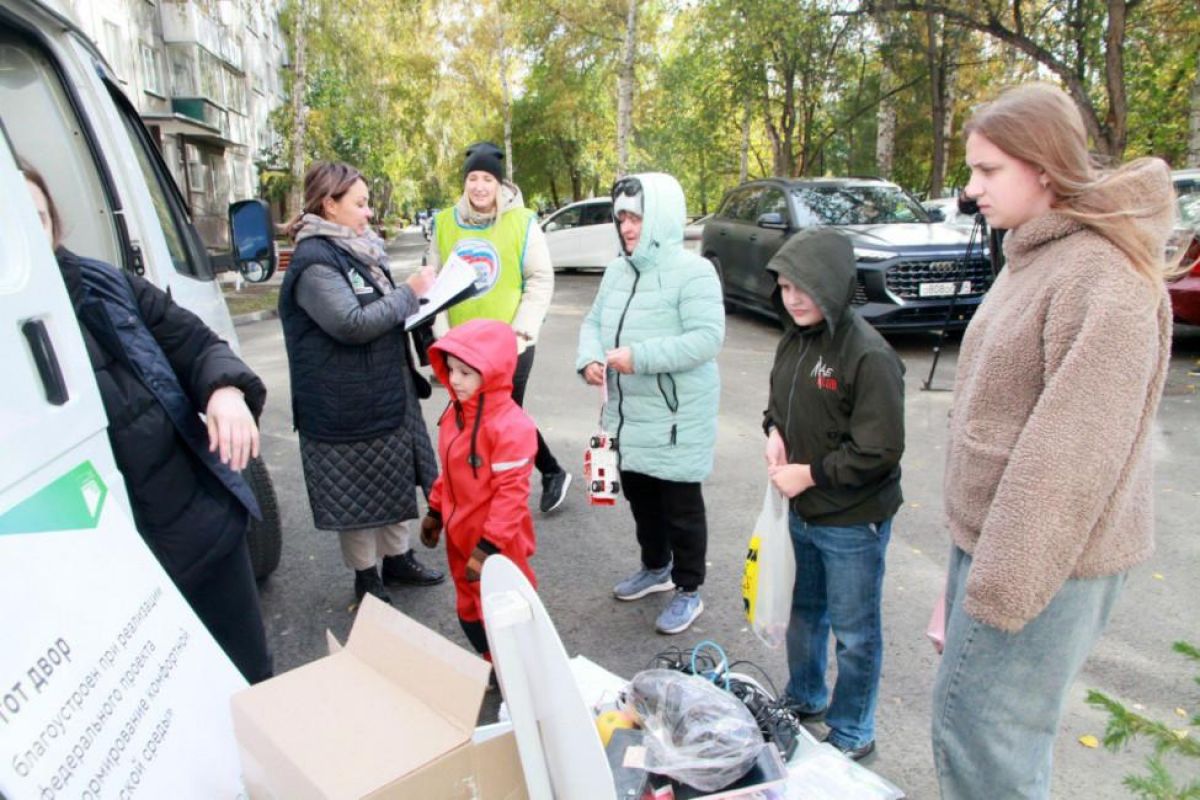 Активисты партпроекта «Чистая страна» провели в Новосибирске экоакцию