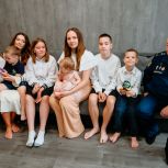 В Тюмени большой семье участника спецоперации помогли собраться в школу