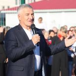 Артур Парфенчиков открыл новую школу в Медвежьегорске