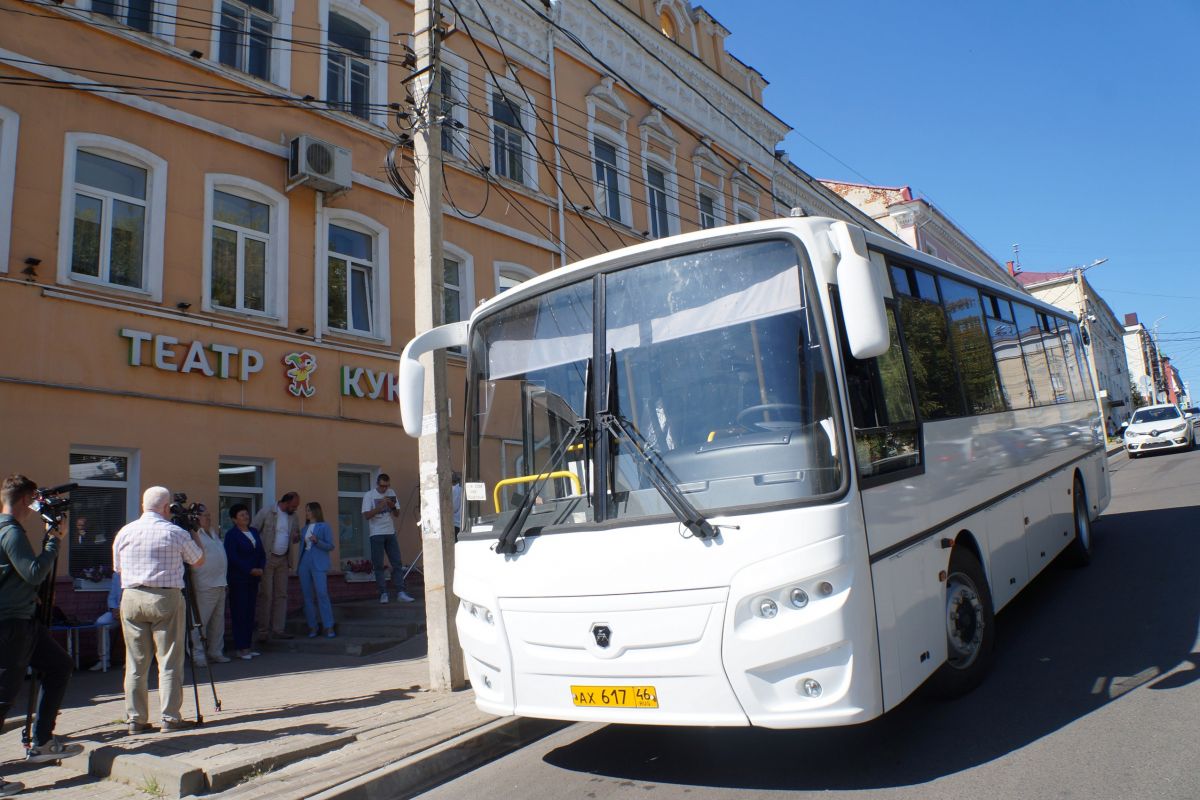 Курский Театр кукол получил новый автобус благодаря партпроекту «Единой России»