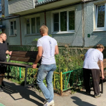 Представители «Трудовых бригад» установили лавки во дворе многоквартирного дома