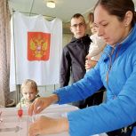 Жители Трёхгорного голосуют на выборах вместе с семьями