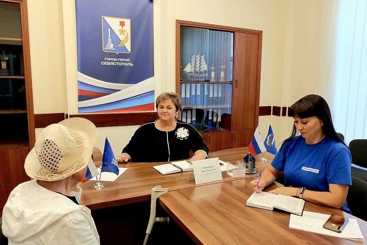 В ходе приема Инна Гончарова помогла заявителям решить вопросы о социальной поддержке