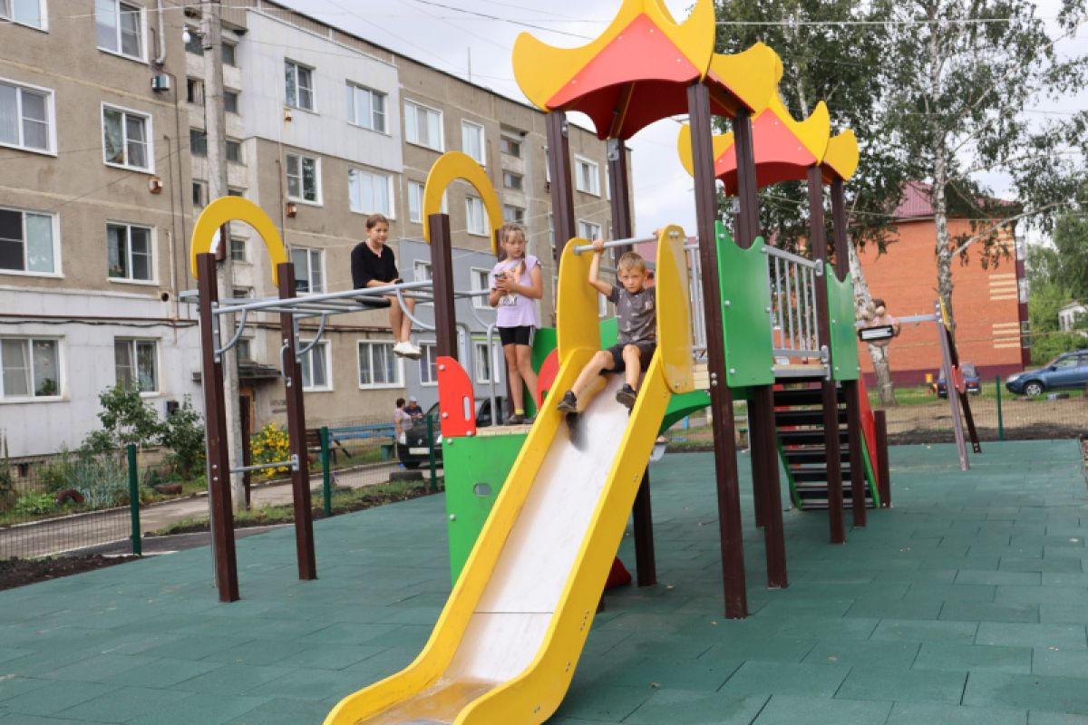В поселке Ромоданово благоустраиваются детские игровые площадки