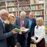 Леонид Черкесов и  Алла Салаева посетили модернизированную Шумерлинскую модельную библиотеку