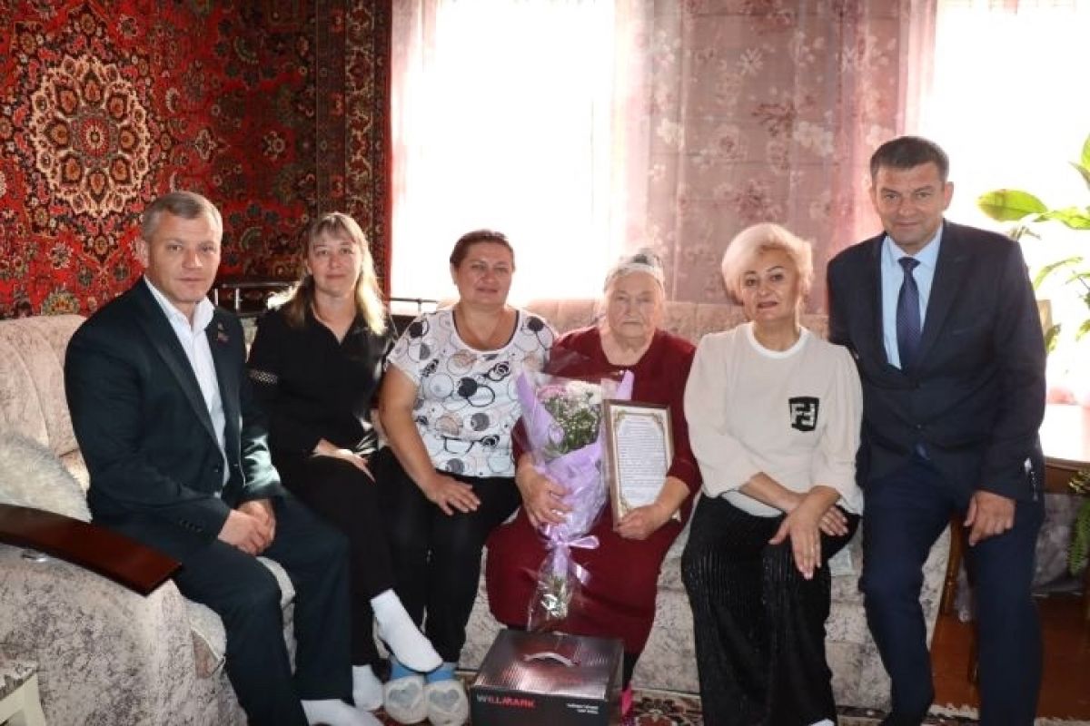 Единороссы поздравили жительницу Старого Дрожжаного с 90-летием