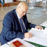 Председатель Собрания депутатов Кыштымского городского округа, руководитель фракции «Единая Россия» Владимир Гузынин принял участие в голосовании на выборах 2025