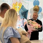 Николай Воробьев поздравил семью участника СВО с рождением сына и подарил перинатальному центру новые роутеры