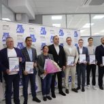 Андрей Дубровский встретился с медиками, выезжавшими в командировки в Мариуполь