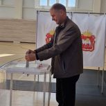 Депутаты Варненского сельского поселения Наталья и Сергей Мочалкины пришли на избирательный участок, чтобы отдать свой голос