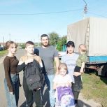 Активисты Солнцевского местного отделения партии провели акцию «Собери ребенка в школу»