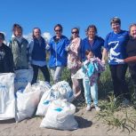 Волонтеры «Единой России» организовали уборку на берегу Охотского моря