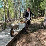 Партийцы организовали субботник на территории природного парка «Луговские мамонты»