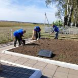 В Поныровском районе Курской области единороссы благоустроили территорию памятника Героям Великой Отечественной войны