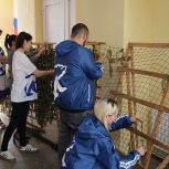 «Zа Победу»: Активисты «Единой России» из Стаханова сплели маскировочные сети