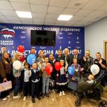 Кемеровские депутаты передали канцелярские наборы школьникам