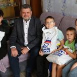 Более 100 семей Хакасии получили помощь от «Единой России» в подготовке детей к школе