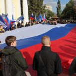 «Единая Россия» развернула в Омске 20-метровый триколор